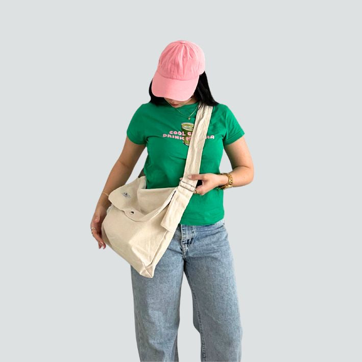 حقيبة كروس باللون الأبيض العاجي مع قبعة