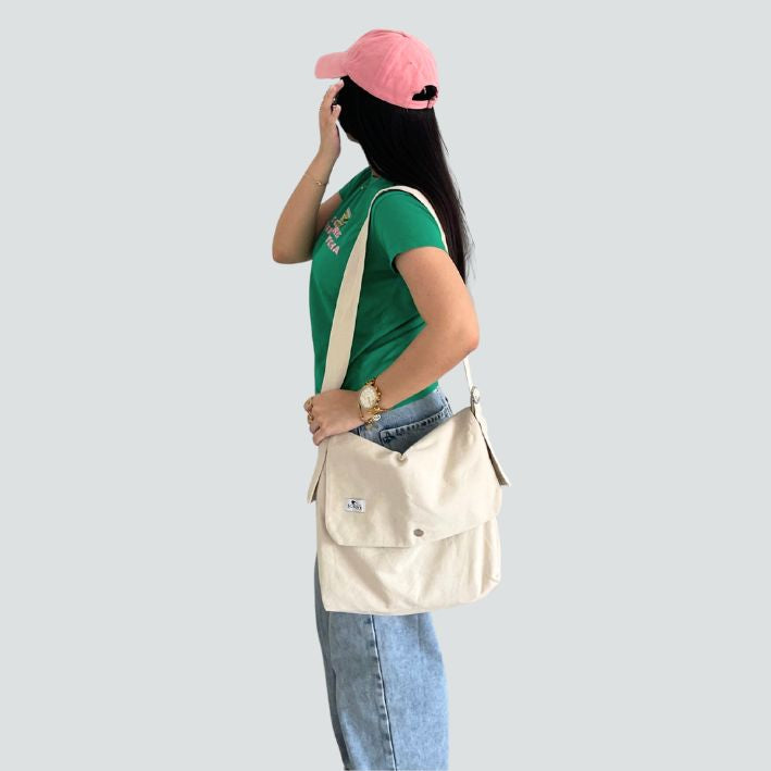 حقيبة كروس باللون الأبيض العاجي مع قبعة